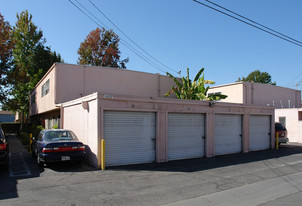 14272 Village Way in Westminster, CA - Foto de edificio - Building Photo