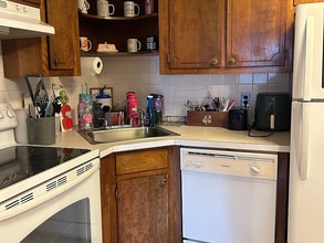 11 Hallmark Gdns, Unit 9 in Burlington, MA - Building Photo - Building Photo