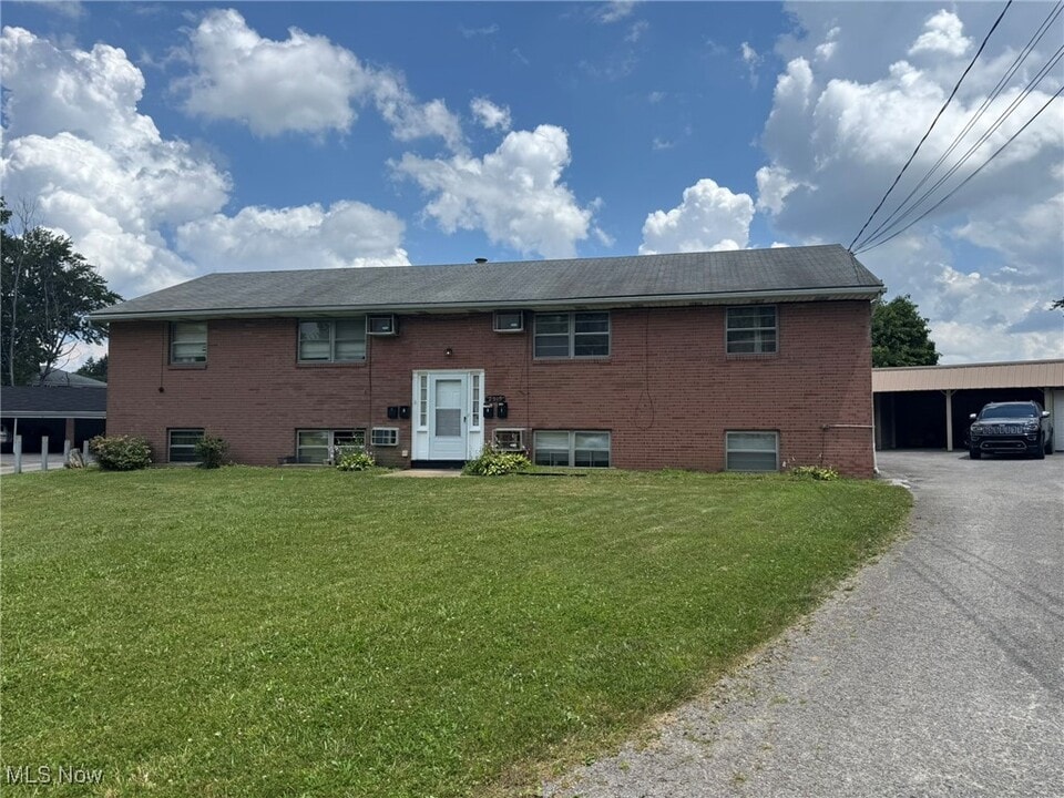 7515 Oregon Trail in Youngstown, OH - Foto de edificio