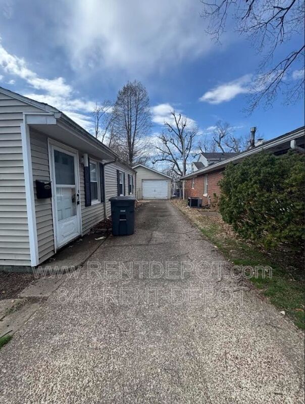 1303 S St James Blvd in Evansville, IN - Building Photo - Building Photo