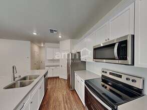 6135 Theodore St in North Las Vegas, NV - Foto de edificio - Building Photo