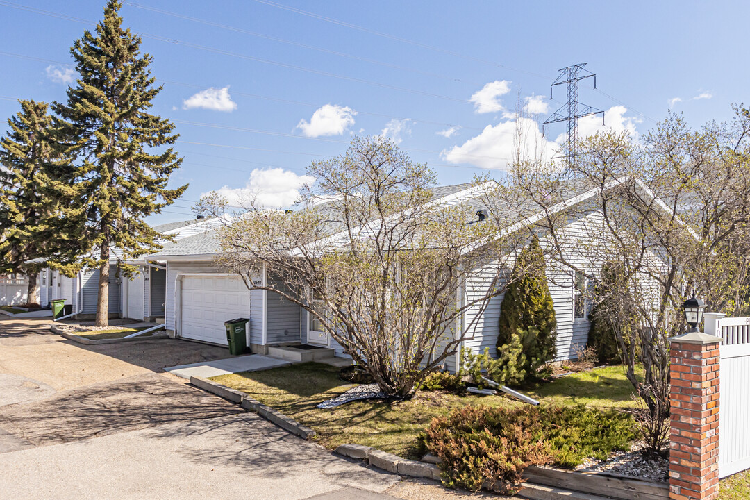 Carrington Gardens in Edmonton, AB - Building Photo