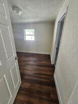 1717 NW 69th St in Miami, FL - Building Photo