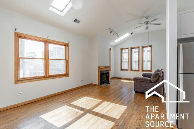 817 N Milwaukee Ave in Chicago, IL - Building Photo - Building Photo