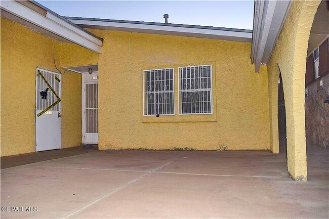 8933 Kenneth St in El Paso, TX - Foto de edificio - Building Photo