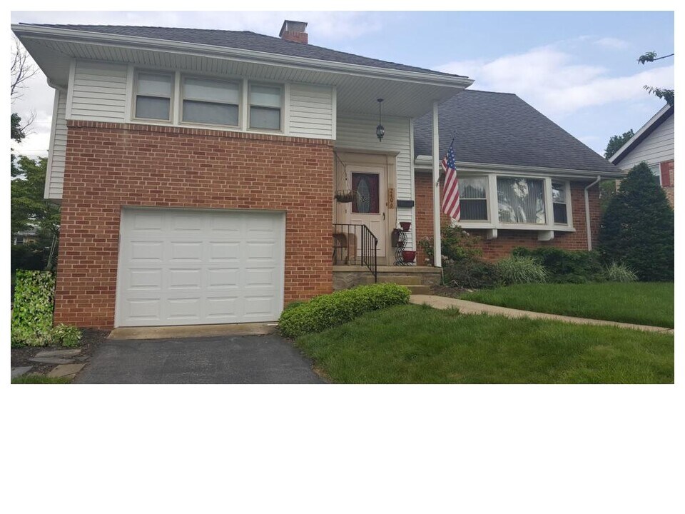 2406 Lasalle Dr in Reading, PA - Building Photo