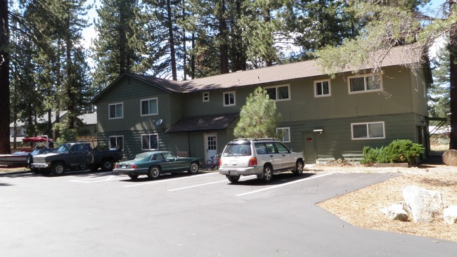 1060 Marjorie St in South Lake Tahoe, CA - Foto de edificio - Building Photo