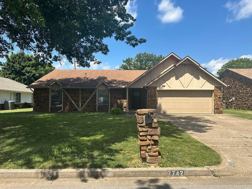 7742 S 72nd E Pl in Tulsa, OK - Foto de edificio