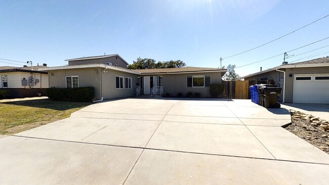 5232 E Falls View Dr