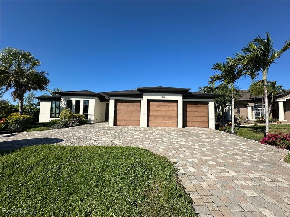 4402 Chiquita Blvd S in Cape Coral, FL - Building Photo