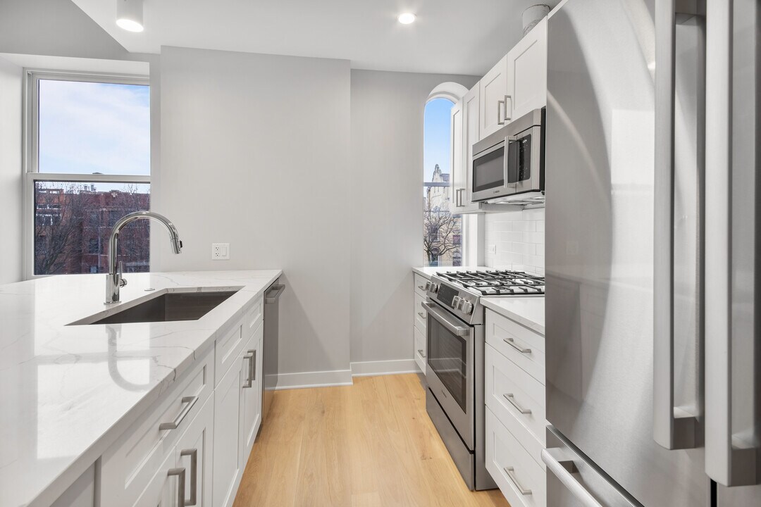 4626 N Ashland Ave, Unit 203 in Chicago, IL - Building Photo