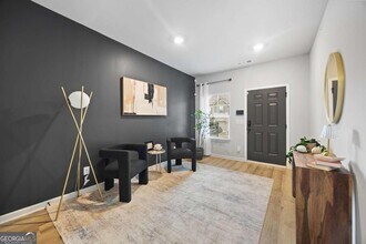 7122 Chara Ln in Atlanta, GA - Foto de edificio - Building Photo