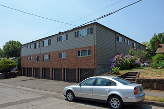 Executive Terrace Apartments in Portland, OR - Building Photo - Building Photo