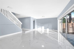 8211 NW 8th St in Plantation, FL - Building Photo