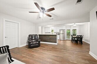 23705 Walker South Rd in Denham Springs, LA - Foto de edificio - Building Photo