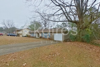 2319 Applewood Dr in Center Point, AL - Foto de edificio - Building Photo