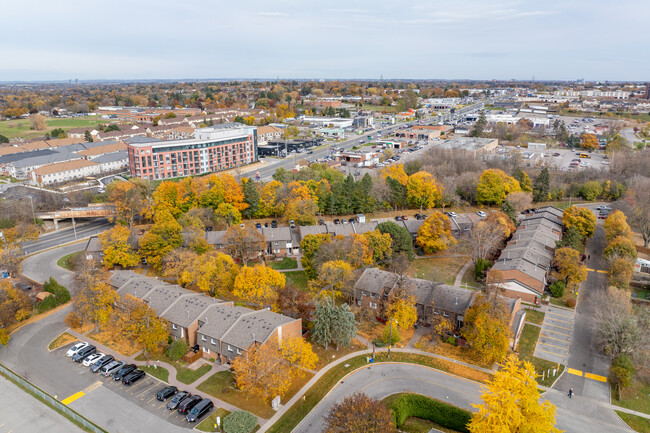 101 Dovedale Dr in Whitby, ON - Building Photo - Building Photo