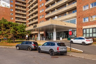 Place Cavendish Apartments in Montréal, QC - Building Photo - Building Photo