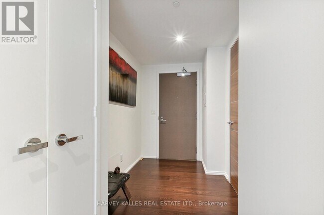 1 Bloor St E in Toronto, ON - Building Photo - Building Photo