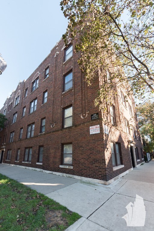 1239 W Henderson St, Unit 1249-1251-3 in Chicago, IL - Foto de edificio - Building Photo