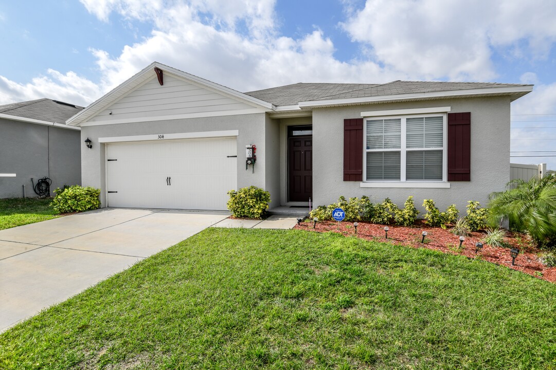 304 Boardwalk Ave in Haines City, FL - Building Photo