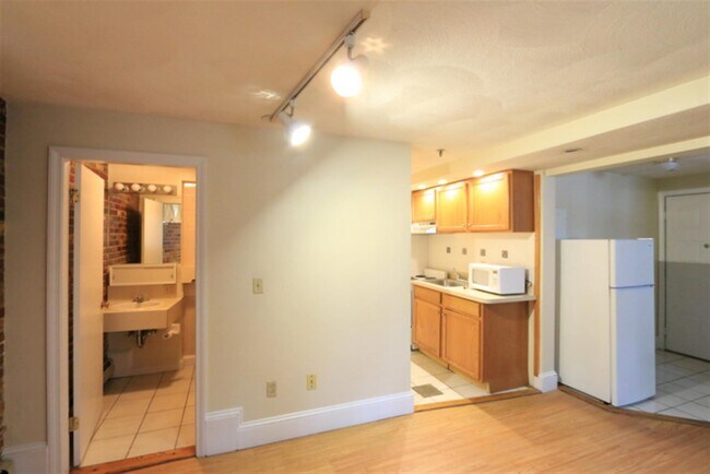 12 Mount Auburn St, Unit 2 in Cambridge, MA - Building Photo - Building Photo
