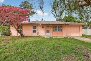 920 Cedar Cir in Tavares, FL - Building Photo