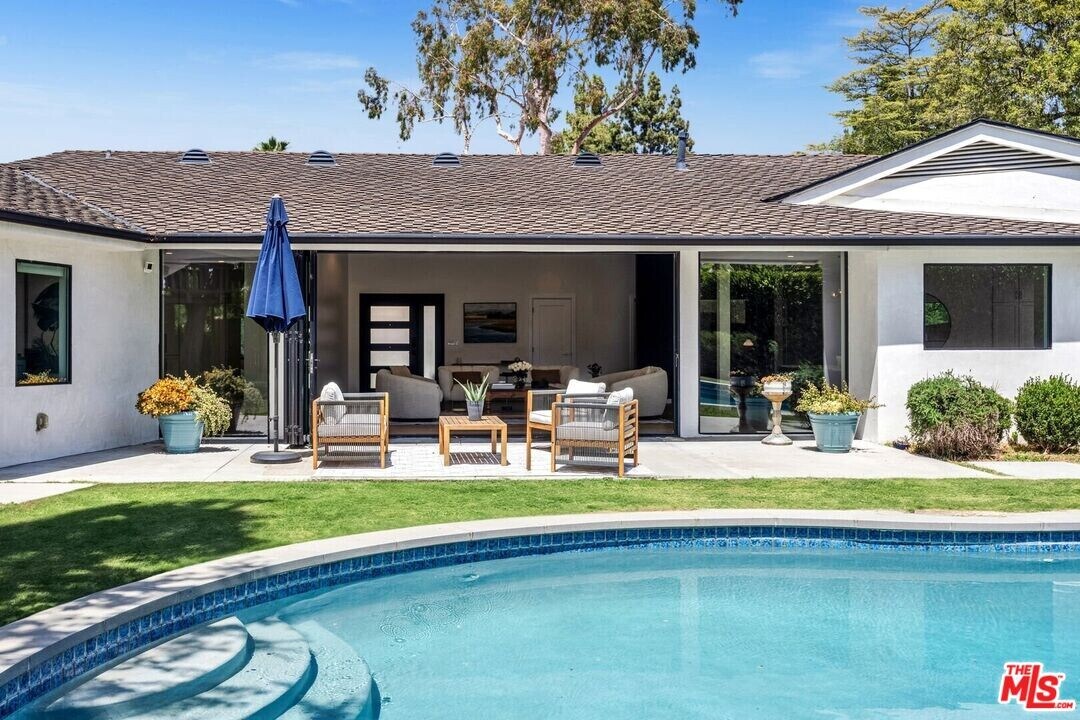 2239 Stradella Rd in Los Angeles, CA - Building Photo