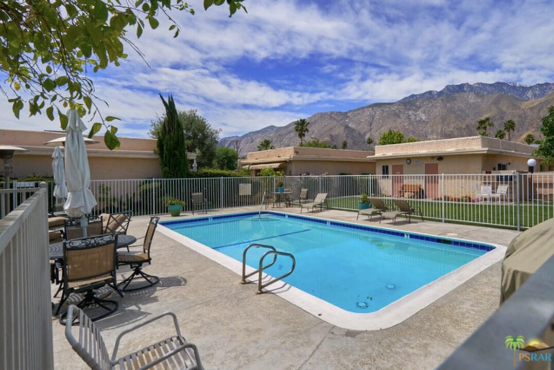 821 E Vista Chino in Palm Springs, CA - Building Photo