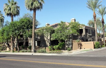 Pavillions on Camelback in Phoenix, AZ - Foto de edificio - Building Photo