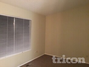 2020 Burnside Dr, Unit 210 in Sparks, NV - Foto de edificio - Building Photo