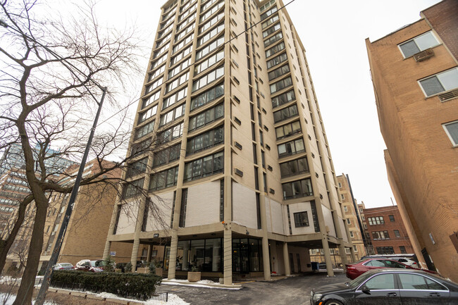 5740 N Sheridan Rd in Chicago, IL - Building Photo - Building Photo