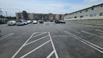 18312 Collins St in Los Angeles, CA - Building Photo - Building Photo