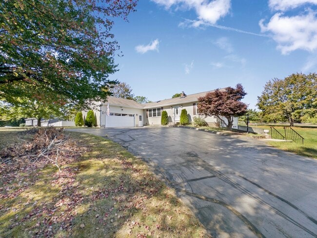 72 Pistapaug Rd in North Branford, CT - Building Photo - Building Photo