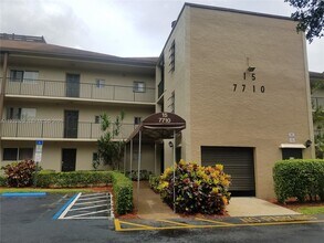 7710 NW 50th St in Lauderhill, FL - Foto de edificio - Building Photo