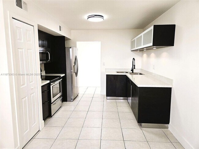8517 NW 7th St in Miami, FL - Building Photo - Building Photo