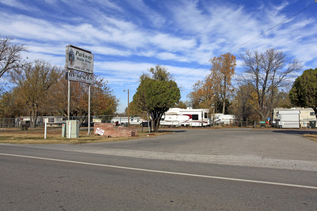 Parkway Mobile Home Park in Midwest City, OK - Building Photo - Building Photo