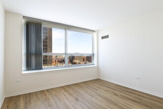 807 Davis St in Evanston, IL - Building Photo - Building Photo