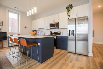 2402 W Carmen Ave in Chicago, IL - Foto de edificio - Building Photo