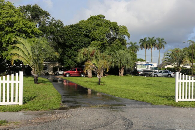 4185-4213 Davis Rd in Lake Worth, FL - Building Photo - Building Photo