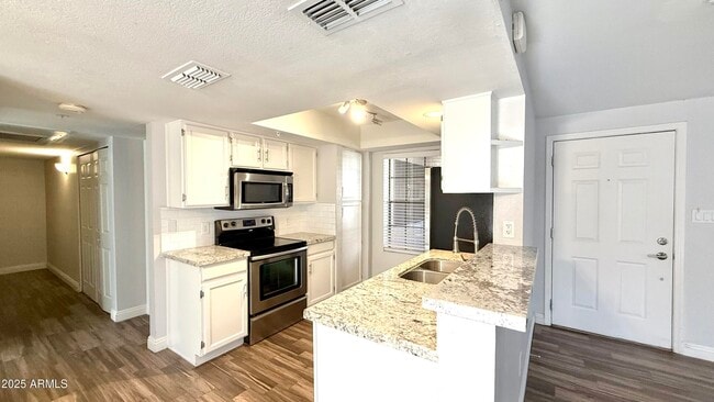 1211 N Miller Rd in Scottsdale, AZ - Building Photo - Building Photo