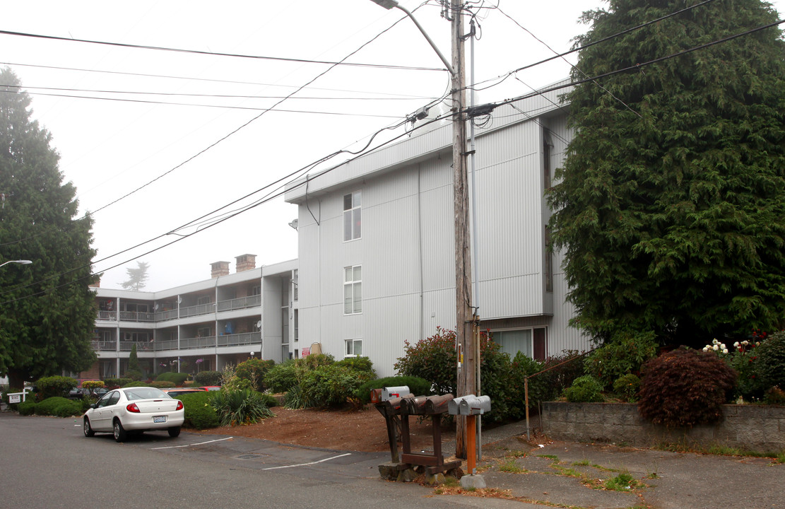 The Royal Arms Apartments in Burien, WA - Foto de edificio