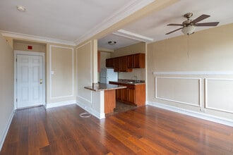 The Versailles Apartments in Chicago, IL - Building Photo - Interior Photo