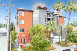 Ivy Terrace in Van Nuys, CA - Foto de edificio - Building Photo