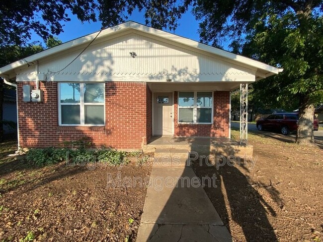 702 S Wilhite St in Cleburne, TX - Building Photo - Building Photo