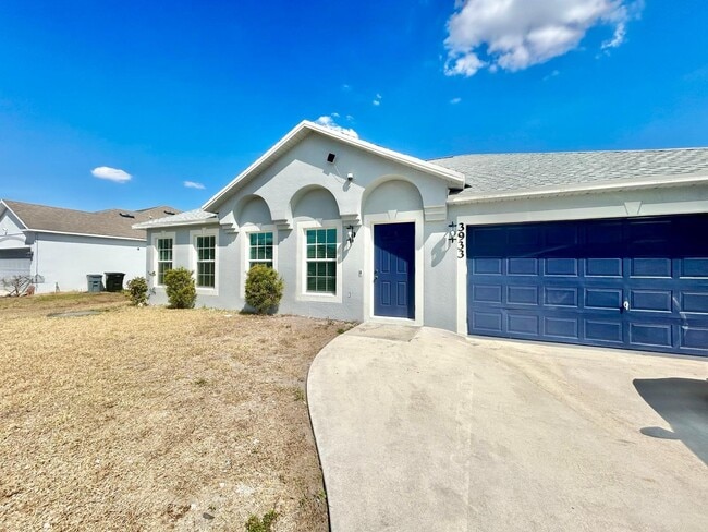 3933 SW Kakopo St in Port St. Lucie, FL - Foto de edificio - Building Photo