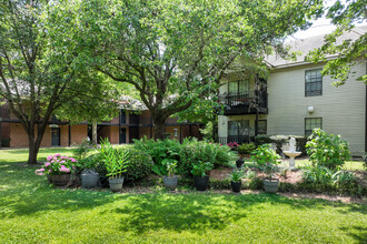 Bell Oaks Apartments in Montgomery, AL - Foto de edificio - Building Photo