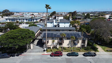 993 Hamilton Ave in Seaside, CA - Foto de edificio - Building Photo