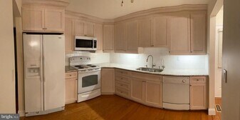 8 Benjamin Franklin Dr in Monroe Township, NJ - Building Photo