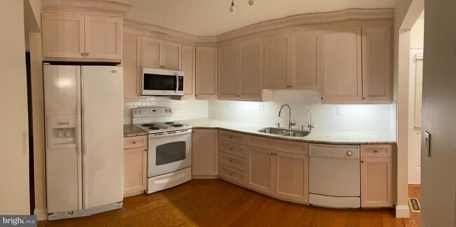 property at 8 Benjamin Franklin Dr